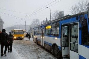 У Рівному маршрутник погрожував водію тролейбуса ножем