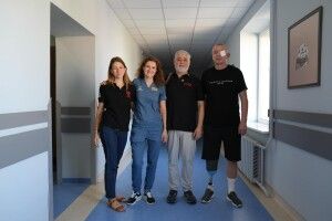 Провідний ізраїльський хірург-офтальмолог готує захисника з Волині до протезування ока