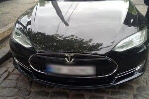 У Дніпрі патрульні зупинили електрокар «Tesla», якому торік приробили ноги аж у Норвегії