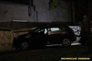 У Луцьку водійка дорогого авто в’їхала в паркан