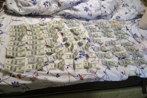 За ніч роботи мотопомпи брав 200 доларів. Викрили поліцейського з Рівненщини, ласого на гроші й бурштин 