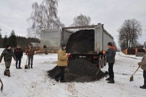 Громада села Воєгоща сама взялась за ремонт доріг