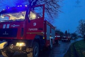 Волинські вогнеборці врятували житло мешканцям села в Луцькому районі