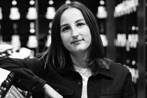 «Вина, які любила Віка»: в Goodwine зробили стелаж на честь загиблої від дрона рівнянки (Фото)