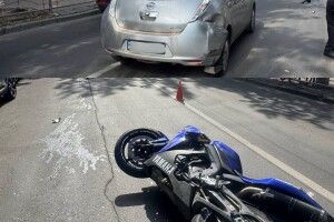 У Луцьку мотоцикліст зіткнувся з двома автомобілями