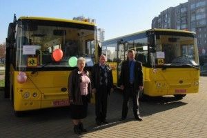 Павлівському ліцею урочисто вручили новий шкільний автобус