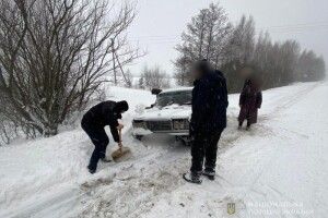 Як волинські поліцейські рятують водіїв зі снігових заметів