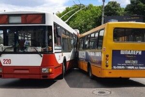 У Луцьку тролейбус зіткнувся з маршруткою
