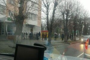 У Луцьку – величезні черги біля банкоматів