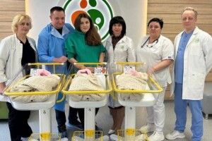 У Львові трійню, яку вдалося доносити до 35 тижнів вагітності, виписали додому 