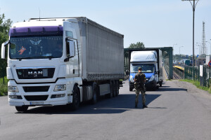 Повідомили, скільки вантажівок планують пропускати за добу через «Ягодин»