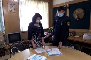 У Луцьку членів виборчих дільниць вчили захищати бюлетені від червоного півня