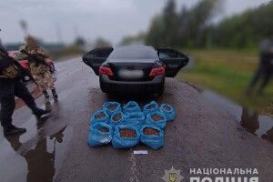 На Волині рівняни намагалися провезти через блокпост бурштин 