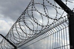 На Волині зловмисник перекидав на територію колонії телефони, алкоголь, карти і... дріжджі