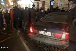 BMW протаранив зупинку громадського транспорту: «швидка» забрала травмовану дівчину