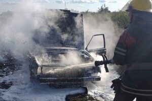 На Волині серед поля згоріла машина (Фото) 