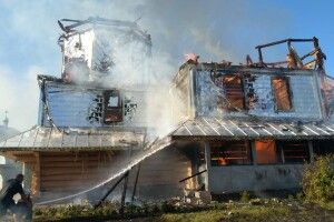 На Спаса на Івано-Франківщині згоріла дерев'яна церква (фото)