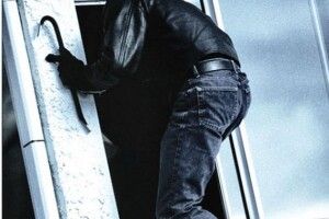 Злодії вдерлися через вікно до помешкання волинянки і погрожували зброєю