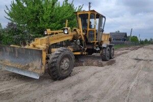 У селі на Рівненщині за допомогою грейдера рівняли дорогу (Фото)