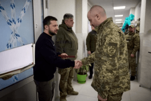 Рятує життя наших воїнів: Президент вручив орден лікарю-полярнику з Рівного