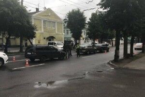 У Луцьку одна машина стукнула в зад другій, а сама отримала від третьої (Фото)