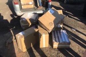 Правоохоронці влаштували погоню за бусом, набитим сигаретами (Відео. Фото)