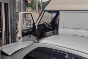 У водія мікроавтобуса під час руху стався напад епілепсії. Він в'їхав у кілька машин і кіоск (Відео)