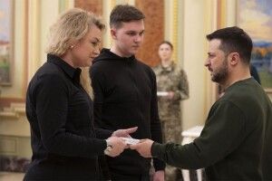 Президент вручив рідним Героя з Володимира сертифікат на житло