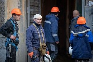 Невідомі герої: з'явилися фото рятувальників, які розбирають завали коледжу в Одесі