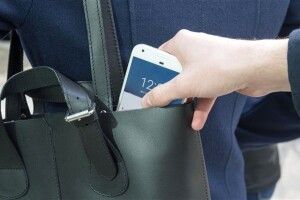 Розстібнули рюкзак: лучанку в центрі міста хотіла пограбувати компанія ромів