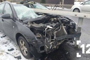 Біля Луцька машина влетіла у відбійник (Фото)