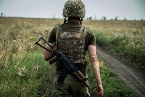 На Донбасі поранено українського військового