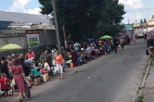 Муніципали звинувачують луцьку автостанцію в організації стихійної торгівлі біля базару (Фото)