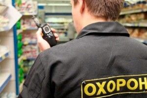 Виніс піджак, джинси та записник: на Волині хлопець двічі обікрав магазин
