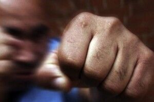 У мікрорайоні ЛПЗ невідомий жорстоко побив 20-річного лучанина