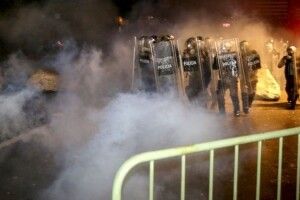В Албанії застрелили порушника комендантської години. У столиці - протести