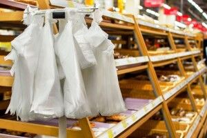 У грудні одноразові пластикові пакети в Україні стануть платними і через три місяці вийдуть з обігу