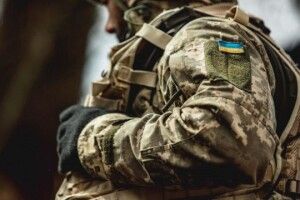 Український захисник «Пікассо» робить на стінах окопів неймовірні барельєфи (Відео)