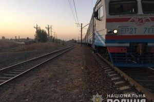 Лежав на коліях: поїзд переїхав молодого хлопця