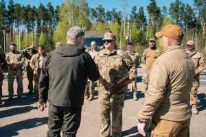 Нас мотивує віра в контрнаступ: Порошенко передав у війська 5 комплексів «Poseidon» та мобільні центри управління