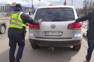 На Рівненщині патрульним довелося штовхати  автівку