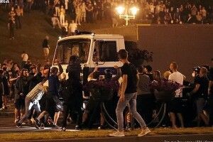 У Білорусі силовики стріляли по вікнах житлових будинків