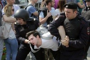 У Росії на акціях проти інавгурації Путіна затримали понад 1600 осіб 