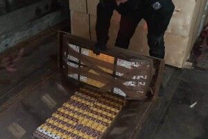 На кордоні з Білоруссю у днищах вантажівок виявили дві партії контрабандних сигарет (Фото, відео)
