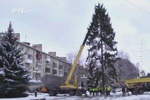 Рівне вже з новорічною ялинкою