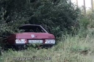 Біля лісу на Рівненщині виявили покинутий розбитий легковик (Відео)