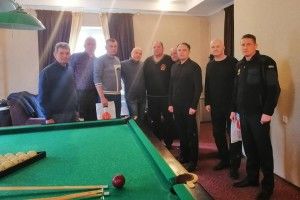 У Рівному ветерани-пожежники мірялися киями (фото)