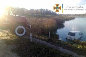 У Нововолинську автомобіль, який влетів в озеро, витягували рятувальники 