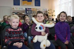 Сьогодні у Луцьку дошкільнят розважали казкові ляльки (фото)