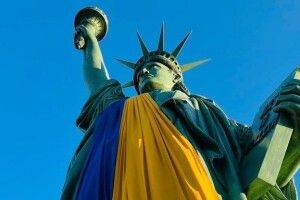 Статую Свободи у Франції вбрали у жовто-сині кольори